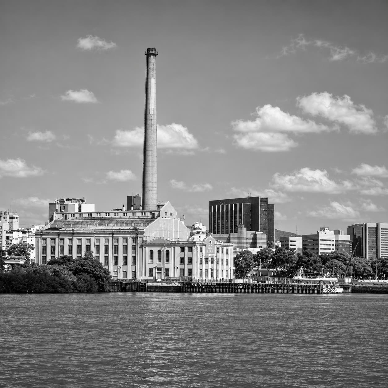 Vista da Usina do Gasômetro e do Guaíba, em Porto Alegre
